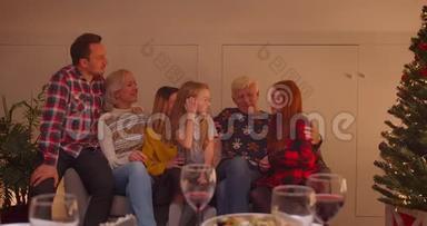 高加索大家庭圣诞节坐在沙发上，大家聚在一起，对话交流，温馨故事